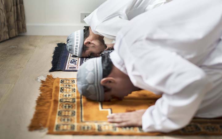 পরিবারে নামাজ প্রতিষ্ঠা করা