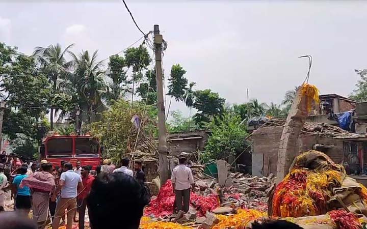 ভারতে বাজির কারখানায় বিস্ফোরণ, ছড়িয়ে-ছিটিয়ে রয়েছে ছিন্নভিন্ন দেহ