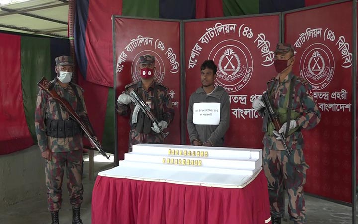 যশোরে ২০টি স্বর্ণের বারসহ পাচারকারী আটক