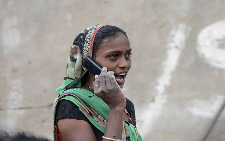 মোবাইল ফোন ব্যবহারের খরচ বাড়ছে