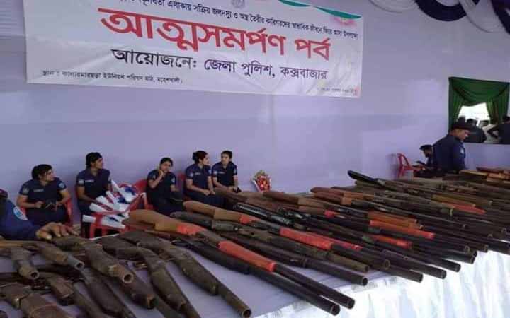 কক্সবাজারে ৯৬ জলদস্যুর  আত্মসমর্পণ