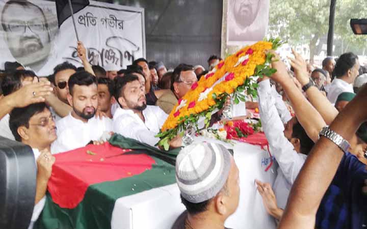 শহীদ মিনারে খোকার লাশ : শ্রদ্ধা জানাতে মানুষের ঢল