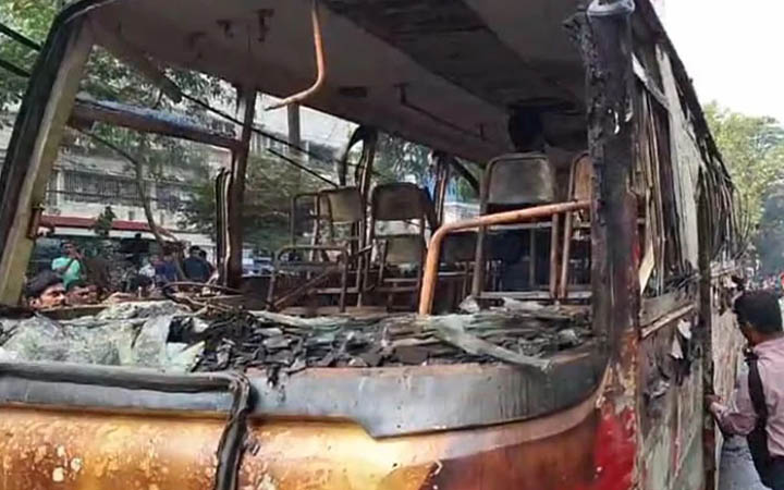 রাজধানীর বিজয়নগরে একটি বাসে আগুন