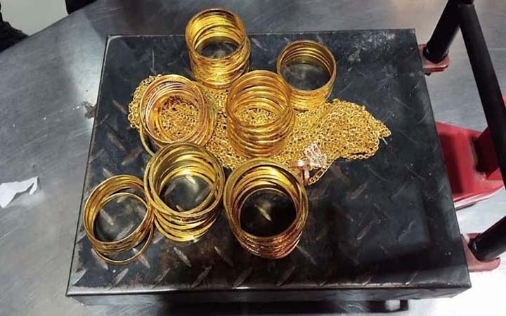 চট্টগ্রামে বিমানের সিটের নিচে মিলল সাড়ে ৪ কেজি স্বর্ণ