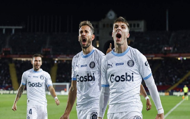 বার্সাকে বিধ্বস্ত করে লা-লিগার শীর্ষে জিরোনা