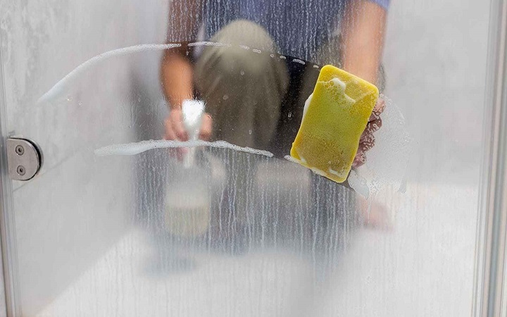 বাথরুমের কাচে সাদা দাগ, জানুন পরিষ্কারের সহজ উপায়