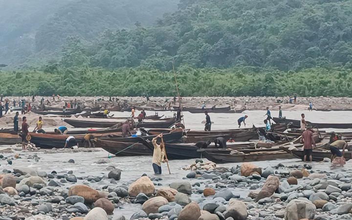 সাদাপাথরে পর্যটকবাহী নৌকা ছাড়া সব ধরনের নৌযান চলাচলে নিষেধাজ্ঞা