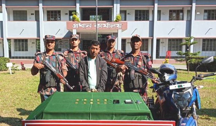 হিলি সীমান্তে স্বর্ণের বারসহ আটক ১