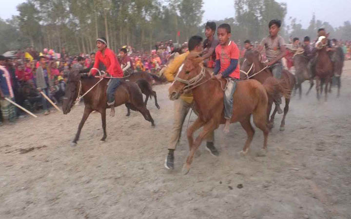 গাইবান্ধায় ঘোড়াদৌড় প্রতিযোগিতায় উচ্ছ্বসিত দর্শকরা