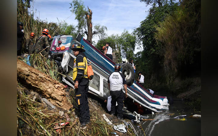 গুয়াতেমালায় হাইওয়ে ব্রিজ থেকে দূষিত খাদে পড়ল বাস, নিহত বেড়ে ৫১