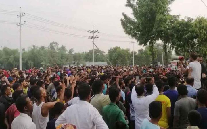 বকেয়া বেতনের দাবিতে শ্রমিকদের সড়ক অবরোধ