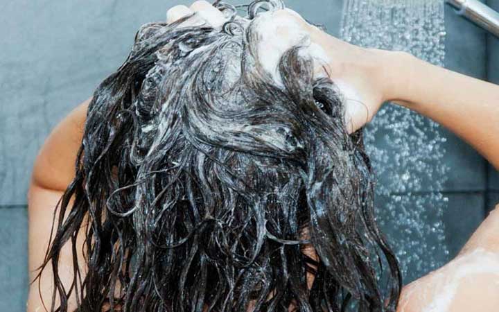 ভেজা চুলে ঘুমালে যে সকল  ক্ষতি হয়