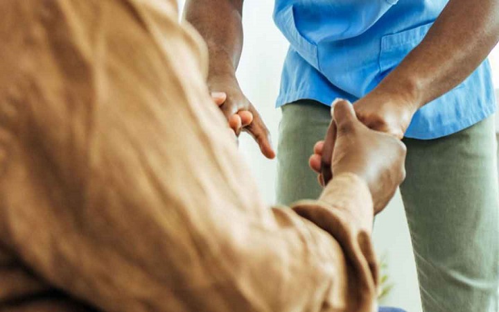 কারো শরীরে পা লাগলে হাত দিয়ে সালাম করা যাবে?