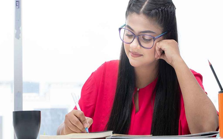 হাতের লেখা বলে দেবে আপনি কেমন মানুষ