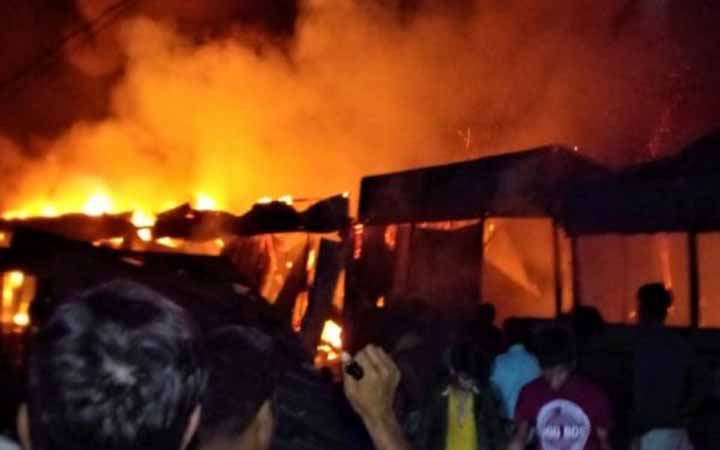 পাবনার বেড়া মার্কেটে ভয়াবহ অগ্নিকান্ডে ৩০টি ব্যবসা প্রতিষ্ঠান পুড়ে ছাই