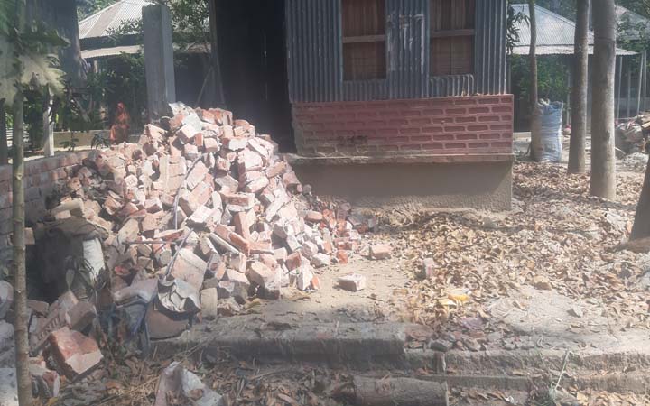 পাবনায় মুক্তিযোদ্ধা পরিবারের বাকপ্রতিবন্ধী সন্তানের ভিটেবাড়ি ছাড়া, জমি লিখে নেয়ার অপচেষ্টা