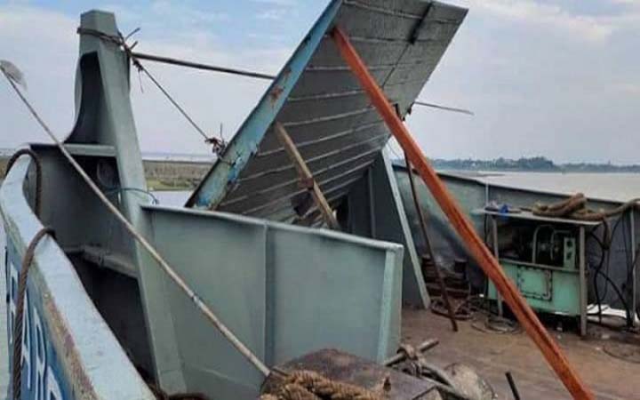 বিদ্যুতের খুঁটির সাথে ফেরির ধাক্কা