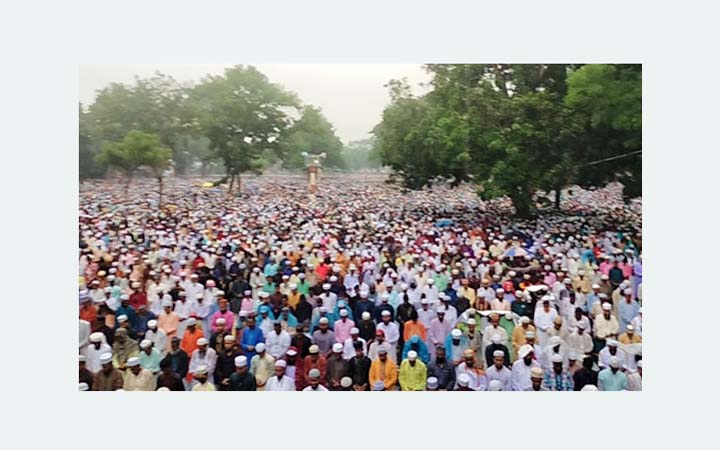 শোলাকিয়ায় বৃষ্টিভেজা ঈদ জামাত