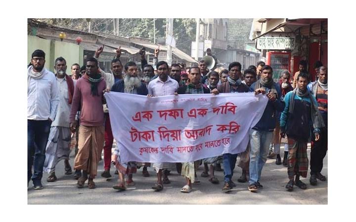 সেচসার্জ অতিরিক্ত দাবির প্রতিবাদে চাটমোহরে কৃষকদের বিক্ষোভ