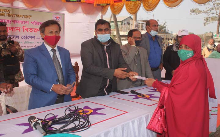 পাবনায় সমাজসেবা দিবসে ৭ লাখ টাকার আর্থিক অনুদান বিতরণ