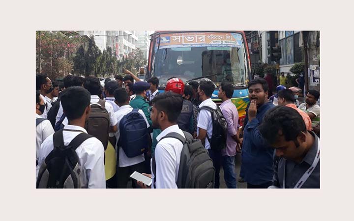 আল্টিমেটাম দিয়ে ধানমন্ডিতে সড়ক ছাড়লেন শিক্ষার্থীরা