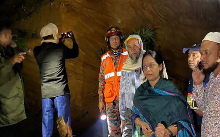 কক্সবাজারের রামুতে পাহাড় ধসে নারীসহ ৪ জনের মৃত্যু