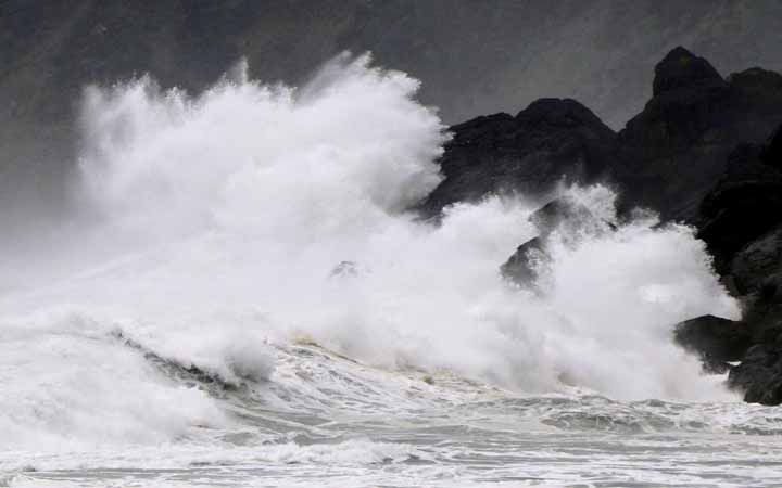 জাপানে ধেয়ে আসছে শক্তিশালী টাইফুন