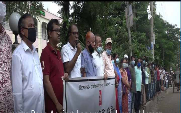ফেনীতে ধর্ষণ বিরোধী লংমার্চে হামলার প্রতিবাদে যশোরে মানববন্ধন