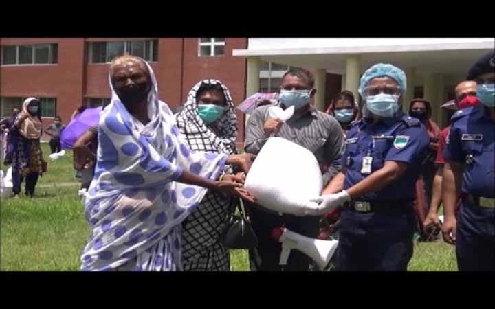 যশোরে ঈদুর আযহা উপলক্ষে তৃতীয় লিঙ্গের সদস্যদের মাঝে খাদ্য সামগ্রী বিতরণ