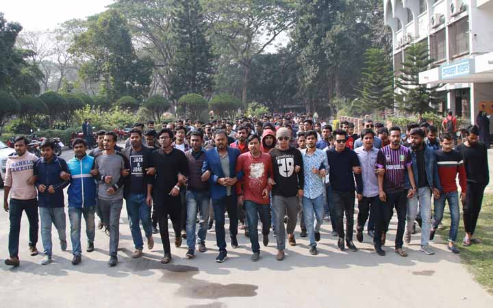 ইবি ছাত্রলীগঃ বহিরাগতদের নিয়ে হামলার প্রতিবাদে ক্যাম্পাসে বিক্ষোভ