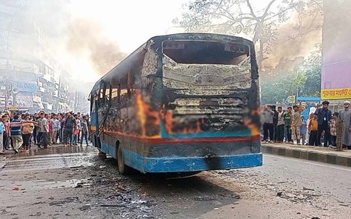 ২৪ ঘন্টায় ৮টি যানবাহনে আগুন