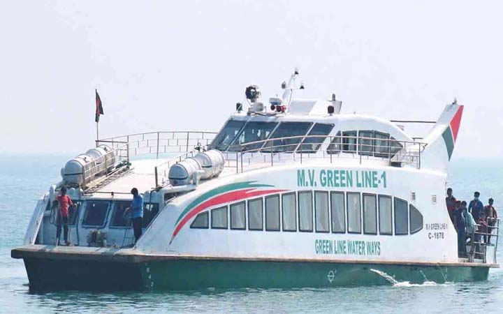 ডুবচরে আটকা পড়েছে পর্যটকবাহী জাহাজ