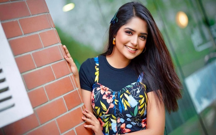 তিন নাটকের কাজ নিয়ে সিঙ্গাপুরে হিমি