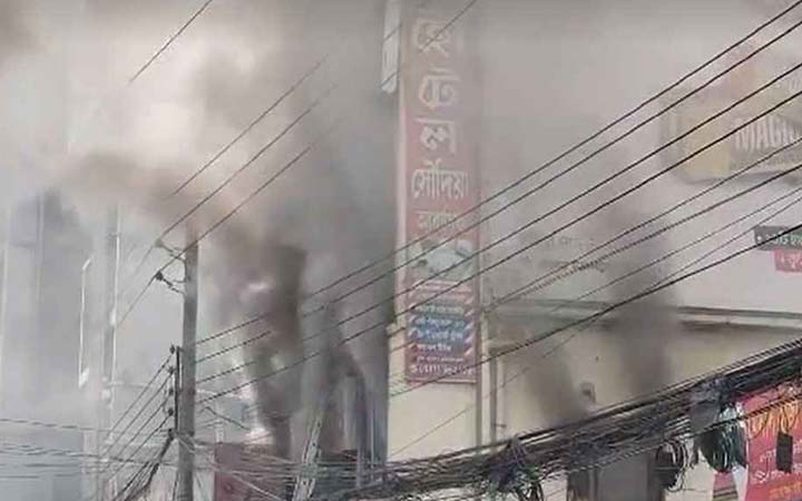 শাহজাদপুরে আবাসিক হোটেলে আগুন, নিহত ৪