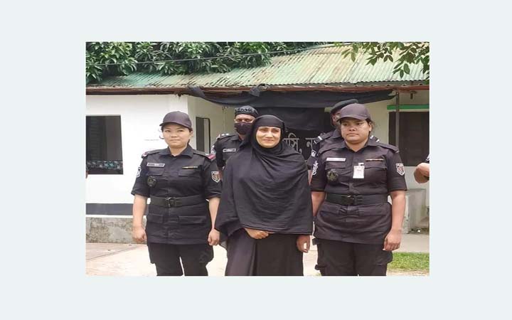 নরসিংদী রেলস্টেশনে তরুণীকে হেনস্তাকারী নারী গ্রেফতার