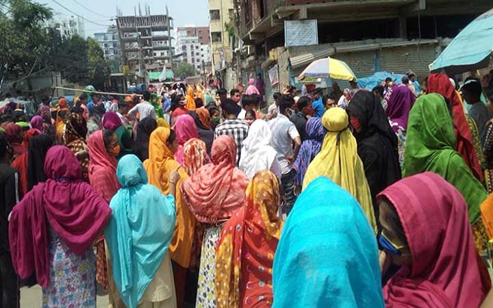 বেতনের দাবিতে পোশাক শ্রমিকদের সড়ক অবরোধ