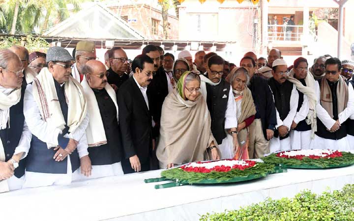 টুঙ্গিপাড়ায় বঙ্গবন্ধুর সমাধিতে প্রধানমন্ত্রীর শ্রদ্ধা