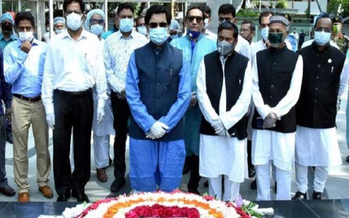 বঙ্গবন্ধুর প্রতিকৃতিতে শ্রদ্ধা জানালেন মেয়র তাপস