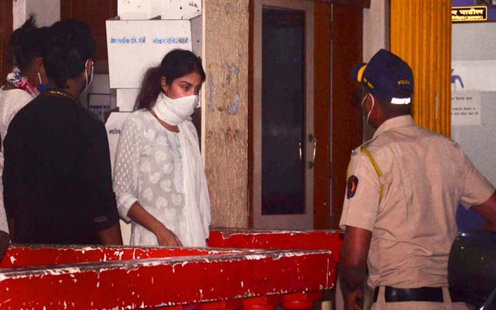 সিবিআই'র জিজ্ঞাসাবাদে এবার রিয়ার বাবা-মা