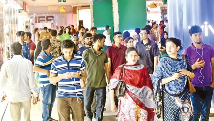 যমুনা ফিউচার পার্কে ঈদের কেনাকাটা