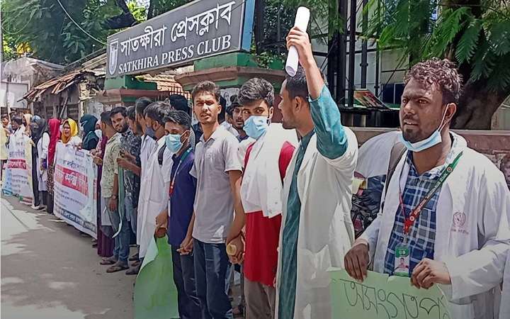 সাতক্ষীরায় ৪ দাবিতে ম্যাটস শিক্ষার্থীদের ধর্মঘট