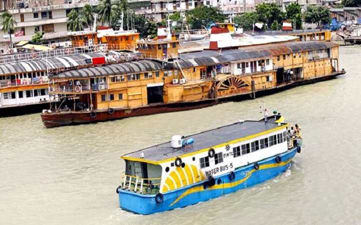 বুড়িগঙ্গায় ডুবে গেছে ওয়াটার বাস, উদ্ধারে ফায়ার সার্ভিস