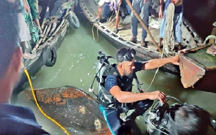 বুড়িগঙ্গায় ওয়াটার বাসডুবি, ৩ জনের লাশ উদ্ধার