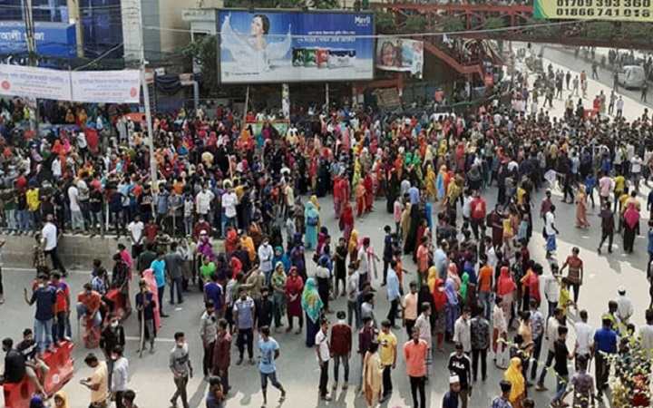 রাজধানীতে বেতন বৃদ্ধির দাবিতে পোশাক শ্রমিকদের সড়ক অবরোধ