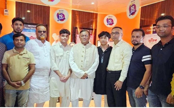 পরিবার নিয়ে হলে ‘মুজিব’ দেখলেন তথ্যমন্ত্রী