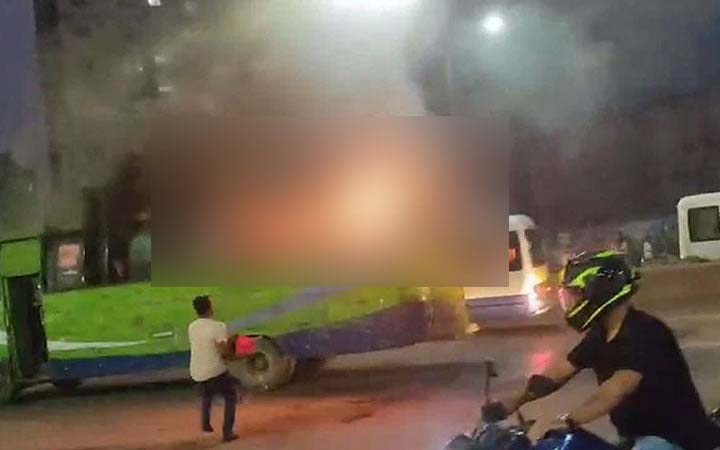 রাজধানীর শ্যামলীতে বাসে আগুন