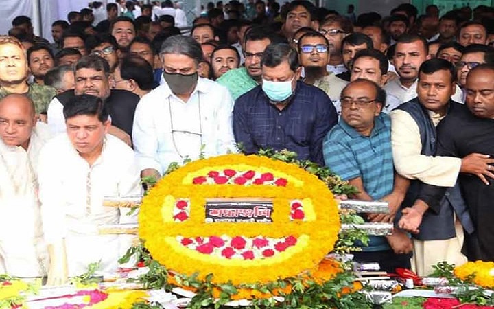 প্রতিষ্ঠাবার্ষিকীতে বঙ্গবন্ধুর প্রতিকৃতিতে যুবলীগের শ্রদ্ধা