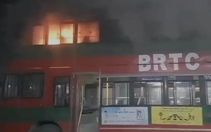 রাজধানীর উত্তরায় বিআরটিসি বাসে আগুন