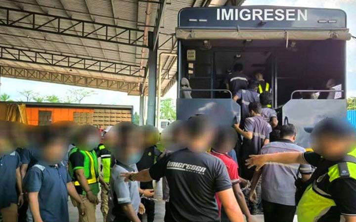 মালয়েশিয়ায় ৩৩ বাংলাদেশি আটক