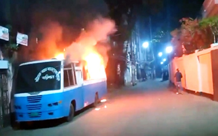 বাংলাদেশ ব্যাংকের স্টাফ বাসে আগুন